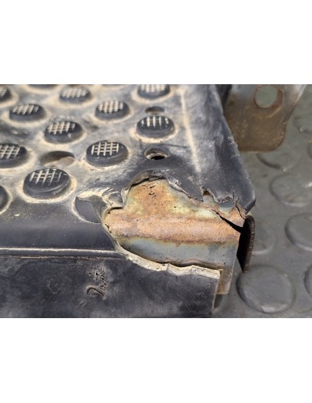 ESTRIBO DELANTERO IZQUIERO NISSAN ECO - T 100 45/78 KW/E2 - 103131