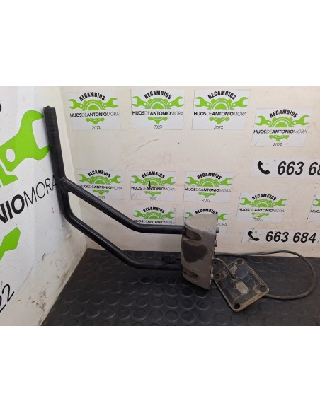 SOPORTE ESPEJO IZQUIERDO NISSAN CABSTAR - 09 06 - 104356