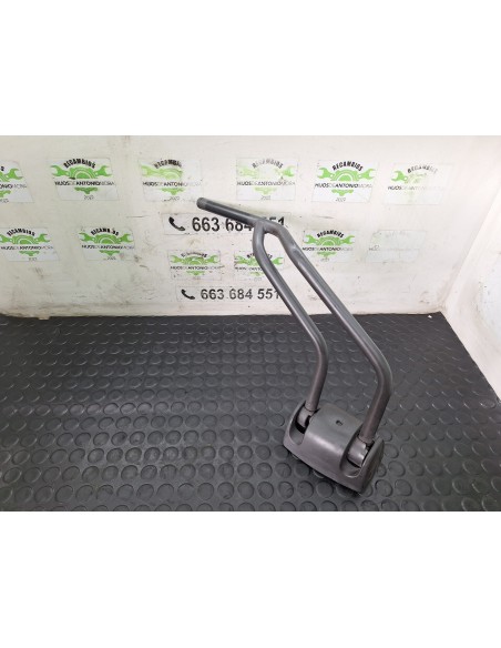 [114094] SOPORTE ESPEJO IZQUIERDO - NISSAN CABSTAR E (01/2002 - 12/2003)