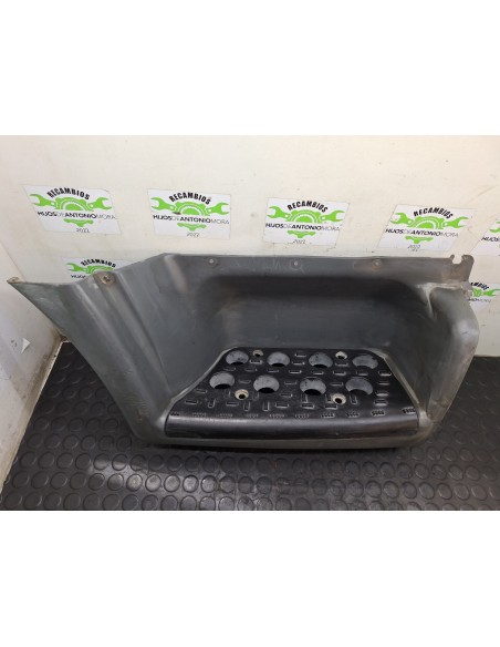 [112548] ESTRIBO DELANTERO DERECHO - NISSAN CABSTAR E (01/2002 - 12/2003)