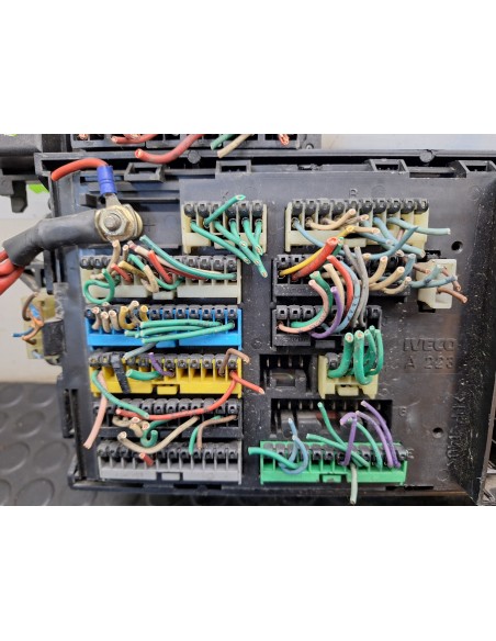 [112339] CAJA RELES / FUSIBLES - IVECO EUROCARGO (01/1991 - 12/2001)