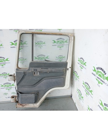 [110605] PUERTA DELANTERA DERECHA - NISSAN L35.95