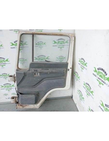 [110605] PUERTA DELANTERA DERECHA - NISSAN L35.95