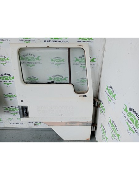 [110605] PUERTA DELANTERA DERECHA - NISSAN L35.95