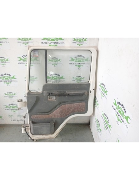 [110604] PUERTA DELANTERA DERECHA - NISSAN L35.95