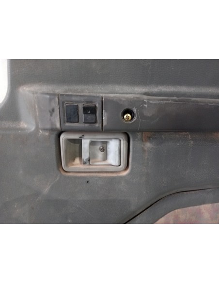 [110604] PUERTA DELANTERA DERECHA - NISSAN L35.95