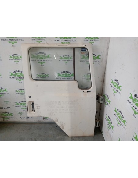 [110604] PUERTA DELANTERA DERECHA - NISSAN L35.95