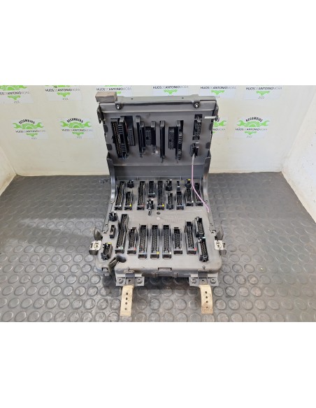 [109881] CAJA RELES / FUSIBLES - RENAULT HD 300.18 / 26 PREMIUM E2 (01/1996 - 12/2001)