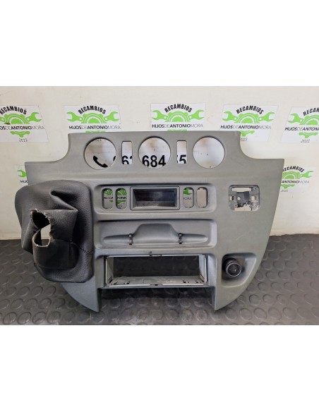 [109761] CONSOLA CENTRAL - MERCEDES SPRINTER 02.00 - CAJA CERRADA (01/1999 - 01/2006)
