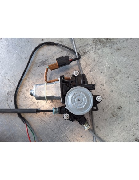 [109749] ELEVALUNAS DELANTERO IZQUIERDO - MITSUBISHI CANTER 01/99 - (01/1999 - 12/2006)