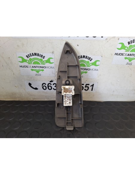 [107792] MANDO ELEVALUNAS DELANTERO DERECHO - NISSAN CABSTAR 01.04 - (01/2004 - 01/2006)