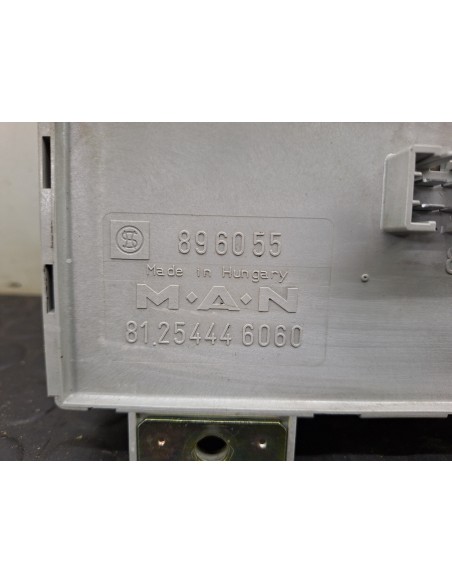 [107210] CAJA RELES / FUSIBLES - MAN LE 140