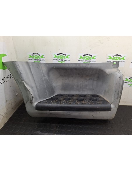 [107031] ESTRIBO DELANTERO DERECHO - NISSAN CABSTAR E (01/2002 - 12/2003)