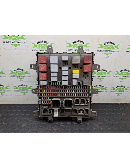 [105024] CAJA RELES / FUSIBLES - VOLVO FM XXX