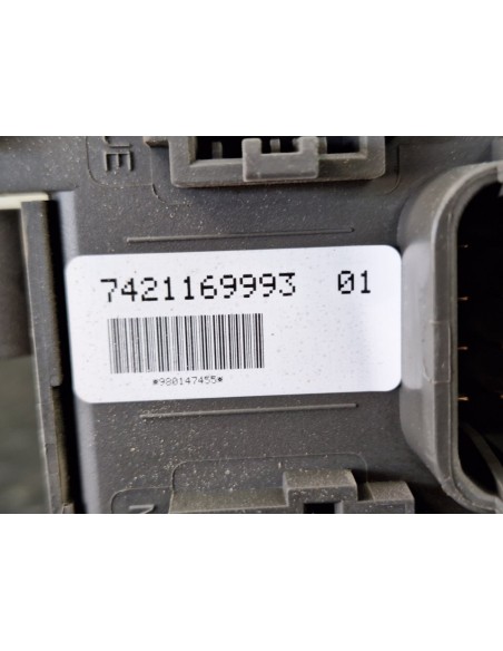 [102047] CAJA RELES / FUSIBLES - RENAULT PREMIUM ROUTE -2006 (01/2005 - 01/2013)