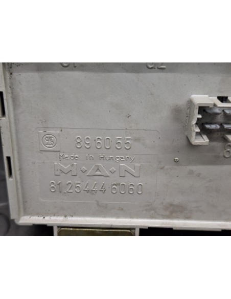 [106093] CAJA RELES / FUSIBLES - MAN LE 140