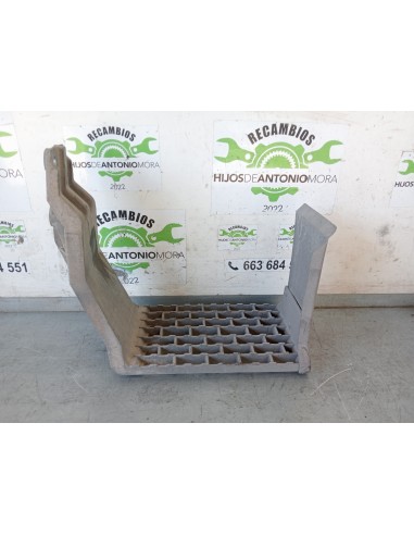 [106164] ESTRIBO DELANTERO DERECHO - RENAULT M 230