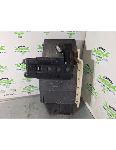 [106557] GUARDABARROS FIJO CABINA DERECHO - MAN...