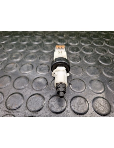 [101769] INTERRUPTOR LUZ FRENO - IVECO DAILY CAJA CERRADA