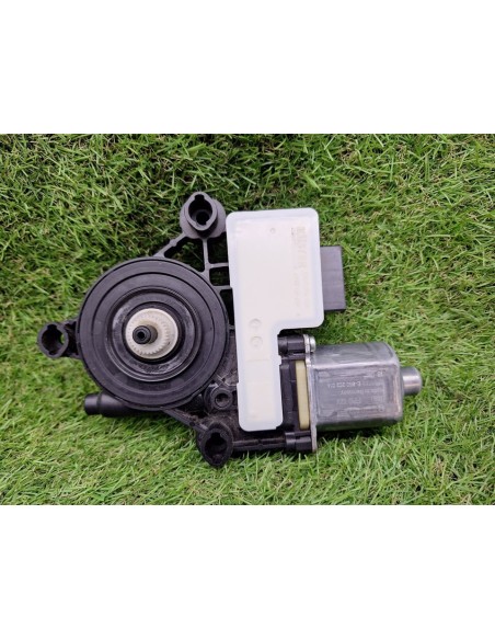 [99687] MOTOR ELEVALUNAS TRASERO DERECHO - VOLKSWAGEN GOLF VII LIM. (01/2012 - 12/2017)